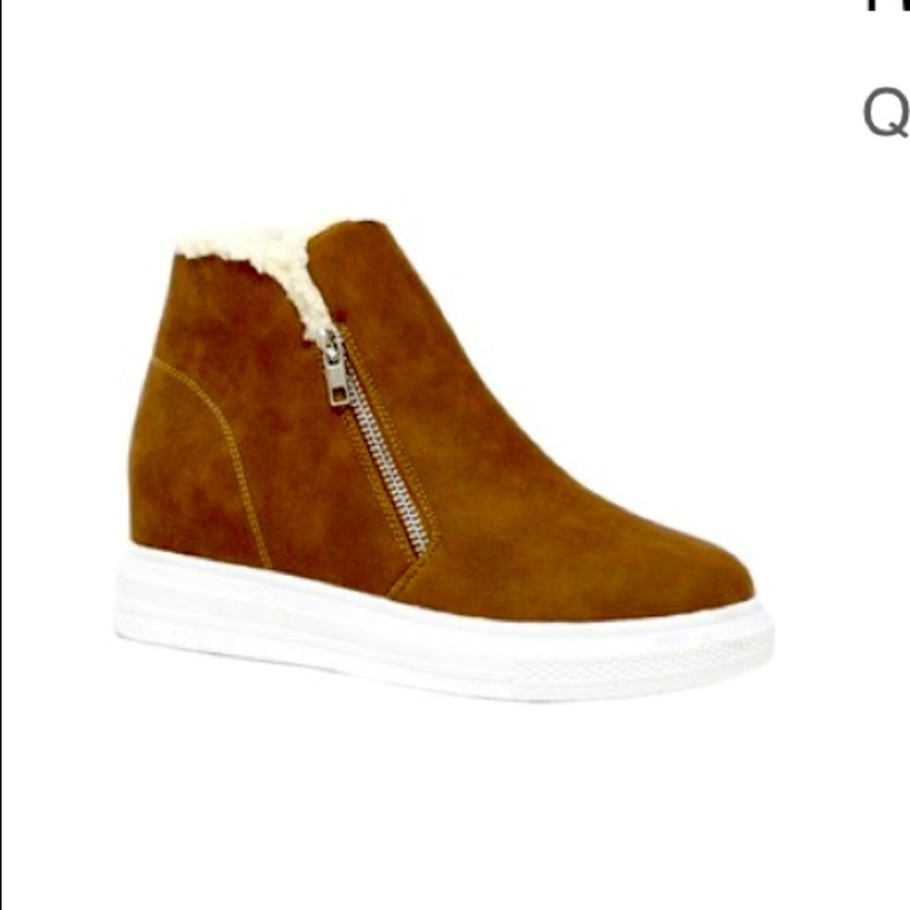 Sneaker boots lined fur slight wedge inside